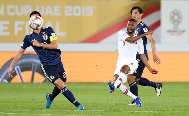 Abdelaziz Hatim vẽ nên đường cong tuyệt đẹp trong pha nâng tỷ số lên 2-0. 