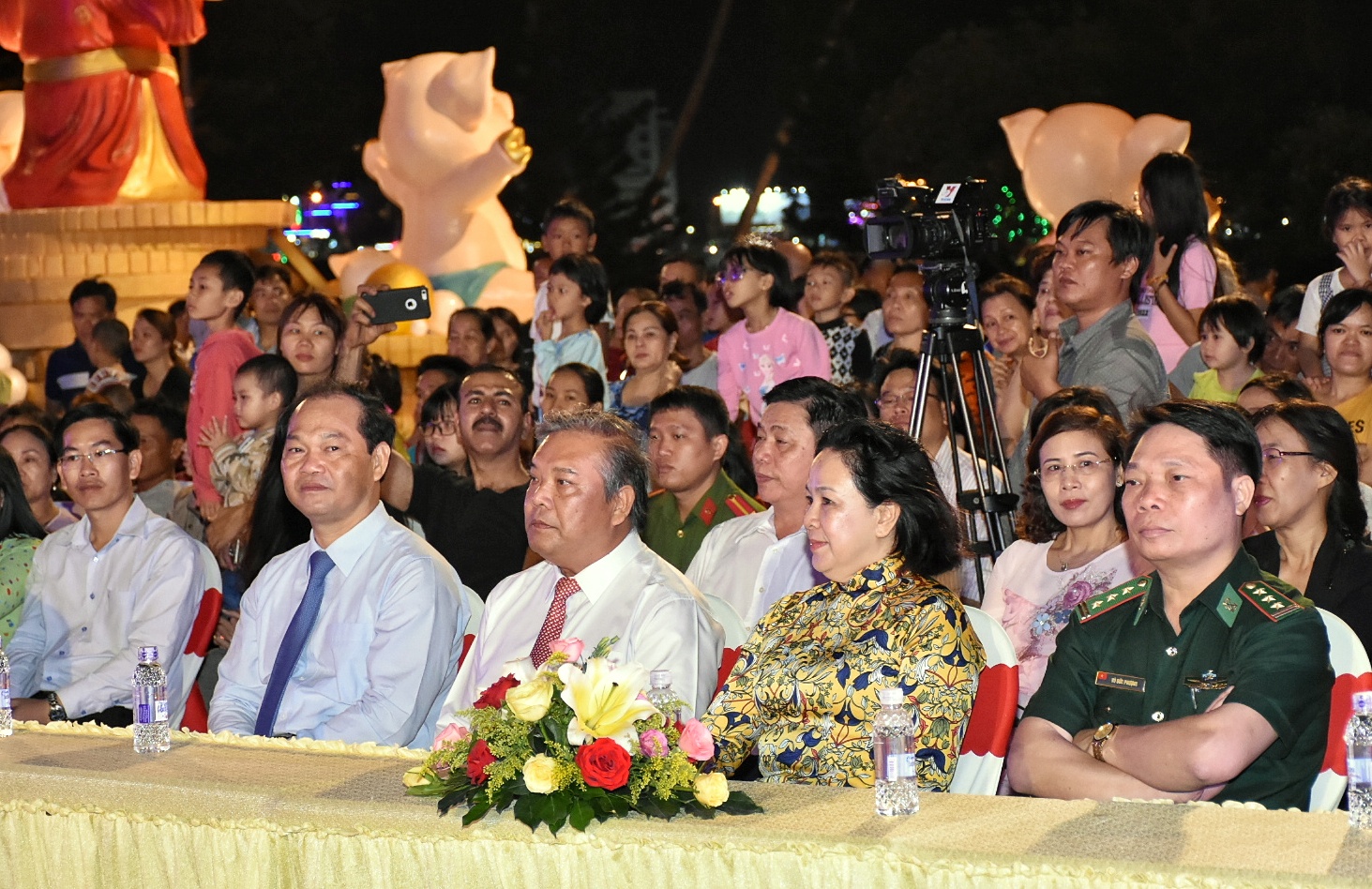 Các đồng chí: Bùi Thanh Nghĩa, Ủy viên Ban Thường vụ Tỉnh ủy, Chủ tịch UBMTTQVN tỉnh; Mai Ngọc Thuận, Ủy viên Ban Thường vụ Tỉnh ủy, Bí thư Thành ủy, Chủ tịch HĐND TP. Vũng Tàu; Nguyễn Hồng Diệp, Tỉnh ủy viên, Phó Trưởng Ban Dân vận Tỉnh ủy tham dự lễ khai mạc HHX Kỷ Hợi 2019.