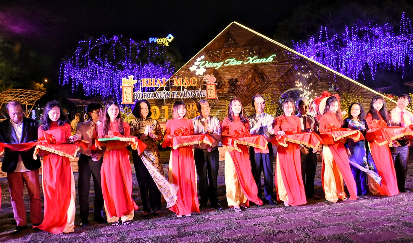 Các đại biểu cắt băng khai mạc HHX Kỷ Hợi 2019.
