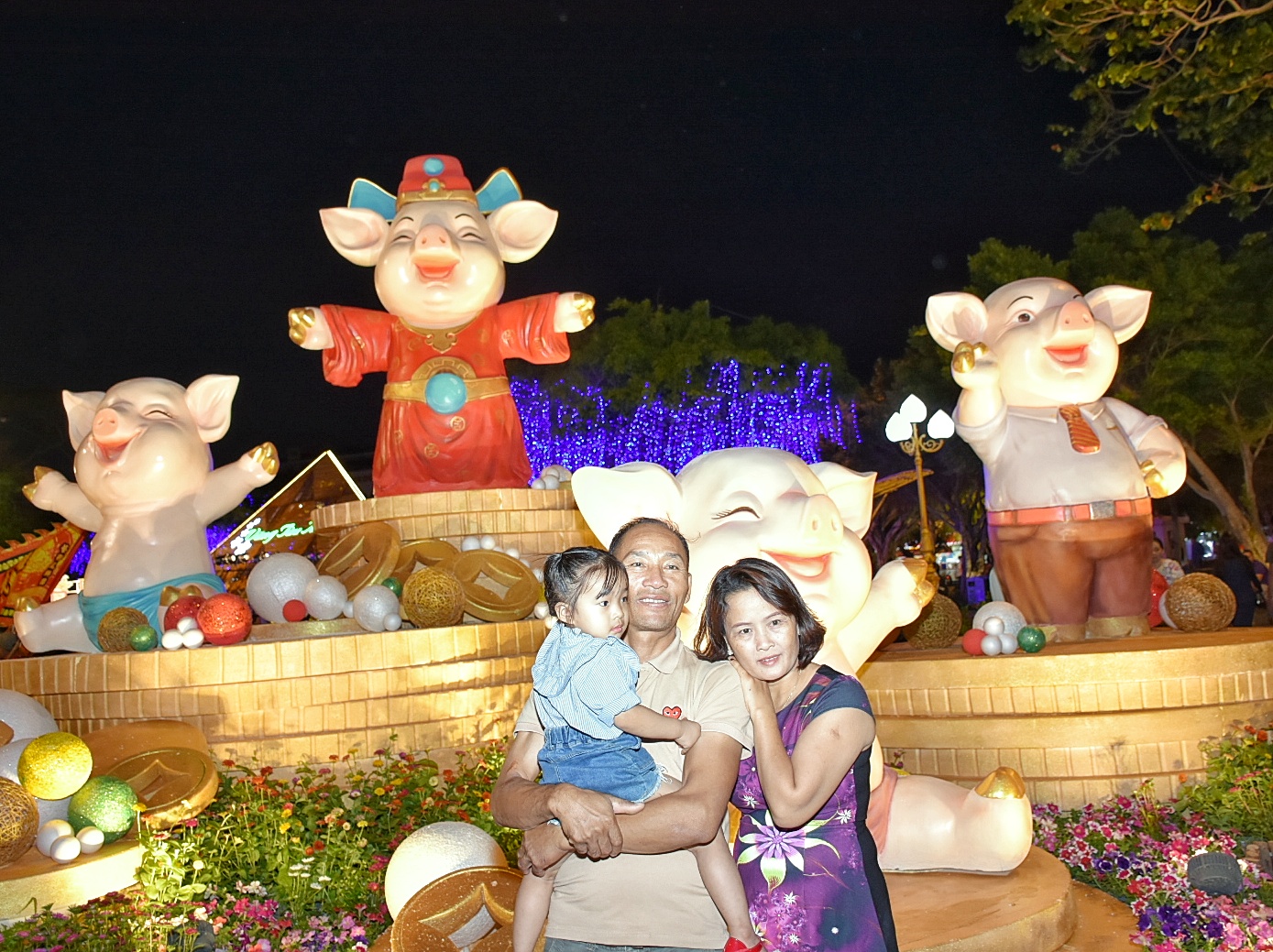 Mô hình các chú heo thần tài trên khối đế đồng tiền vàng-khát vọng cho một năm mới sung túc, an khang.