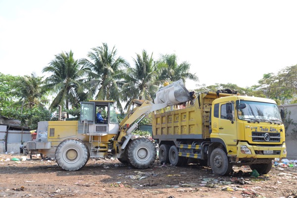 Công ty CP Dịch vụ Môi trường và Công trình đô thị TP. Vũng Tàu ép rác, đưa lên xe chuyên dụng chuẩn bị vận chuyển về Khu xử lý chất thải tập trung tại xã Tóc Tiên (TX. Phú Mỹ).