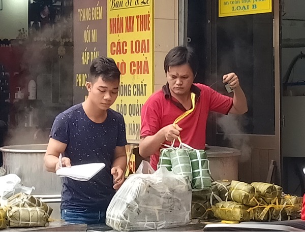 Nhân viên cửa hàng giò chả Tâm Dậu làm việc không ngơi tay để kịp giao hàng cho khách.