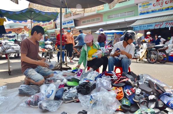 Gian hàng giày dép bày bán tại chợ Ngãi Giao (huyện Châu Đức), được người dân ở các xã ra mua cho con trẻ mang trong những ngày Tết.