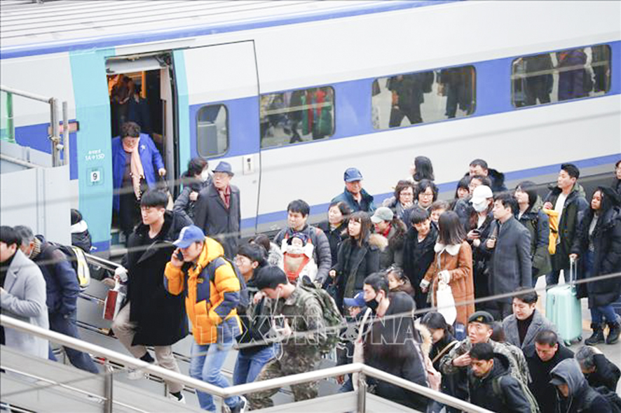 Hành khách chờ tàu tại nhà ga Seoul, Hàn Quốc để về nhà ăn Tết Nguyên đán, ngày 2-2-2019. Ảnh: YONHAP/TTXVN