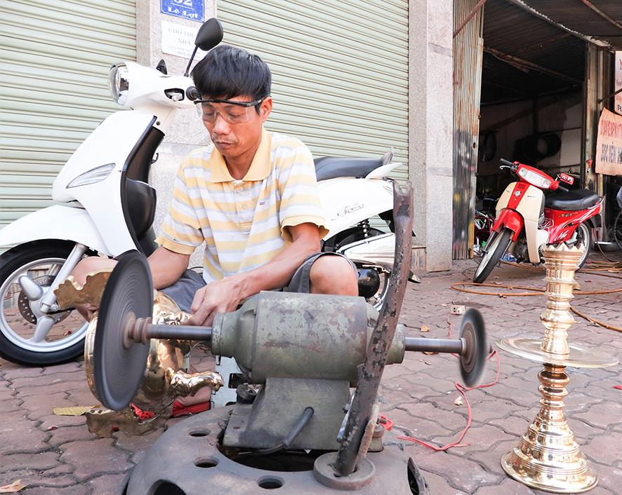Lư đồng của nhiều gia đình để từ đời này sang đời khác nên có giá trị tinh thần rất lớn. Do đó, trong từng công đoạn, ông Nguyễn Như Hồng cũng phải hết sức tỉ mỉ và cẩn thận.