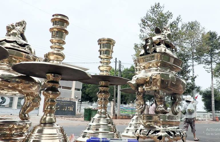 Lư đồng sau khi đánh bóng được ông Hồng xếp cẩn thận trên bàn chờ giao cho khách.