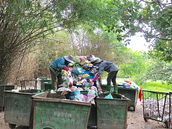  Công nhân thu gom rác tại phường Mỹ Xuân, TX. Phú Mỹ. 