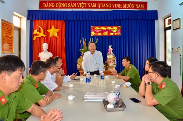 Đồng chí Nguyễn Đăng Minh, Phó Bí thư Thường trực Thành ủy Vũng Tàu thăm, chúc Tết cán bộ, chiến sĩ Công an phường Thắng Tam. Ảnh: NGUYỄN ĐỨC