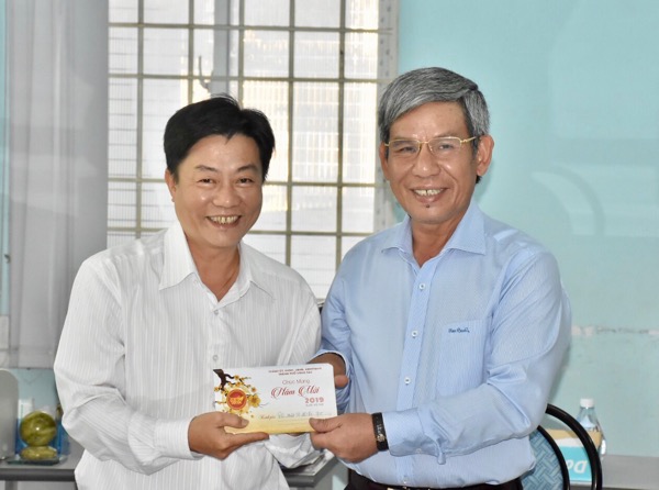 Đồng chí Nguyễn Lập, Chủ tịch UBND TP. Vũng Tàu thăm, chúc Tết và tặng quà Đội Trật tự đô thị TP. Vũng Tàu. Ảnh: THÀNH HUY.