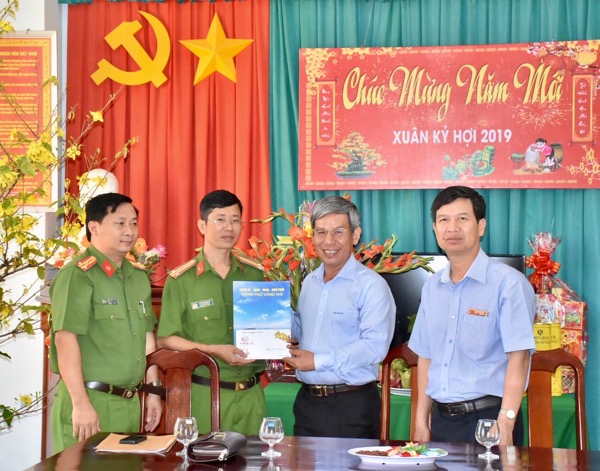Đồng chí Nguyễn Lập, Chủ tịch UBND TP. Vũng Tàu thăm, chúc Tết và tặng quà cán bộ, chiến sĩ Nhà tạm giữ Công an TP. Vũng Tàu. Ảnh: THÀNH HUY.