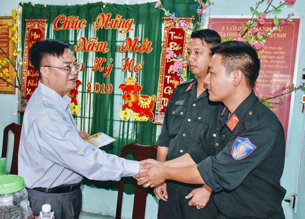 Đồng chí Hoàng Vũ Thảnh, Phó Chủ tịch UBND TP. Vũng Tàu thăm, chúc Tết và tặng quà cán bộ, chiến sĩ Đội Cảnh sát Cơ động Công an tỉnh. Ảnh: PHÚC LƯU.