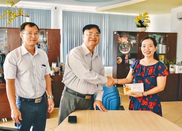 Đồng chí Hoàng Vũ Thảnh, Phó Chủ tịch UBND TP. Vũng Tàu thăm, chúc Tết và tặng quà Trung tâm Hỗ trợ khách du lịch TP. Vũng Tàu. Ảnh: PHÚC LƯU.
