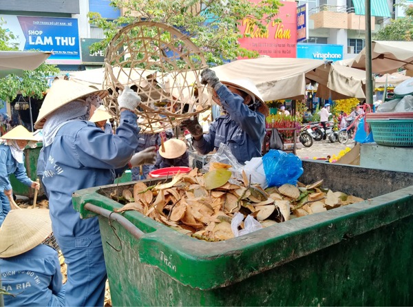 Công nhân Công ty CP Dịch vụ đô thị Bà Rịa dọn vệ sinh tại chợ Bà Rịa sáng 30 Tết.