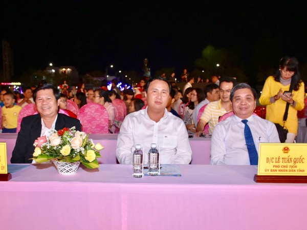 Các đồng chí: Nguyễn Văn Xinh, Ủy viên Ban Thường vụ Tỉnh ủy, Trưởng Ban Tuyên giáo Tỉnh ủy, Tổng Biên tập Báo Bà Rịa-Vũng Tàu; Lê Tuấn Quốc, Phó Chủ tịch UBND tỉnh đến dự chương trình.