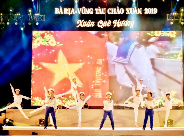 Liên khúc: Guitar lính đảo - Mùa Xuân gọi do nhóm nam K3 (Thanh Tùng - Phạm Duy - Đức Tài) - Hoàng Tôn biểu diễn.