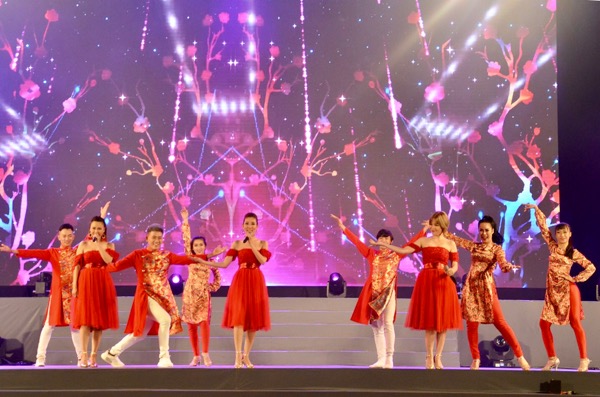 Ca khúc Hoa cỏ mùa Xuân do nhóm APO trình bày.
