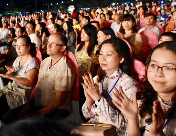 Hàng ngàn khán giả đã đến xem chương trình.