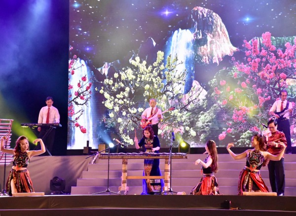 Hòa tấu: Tình yêu trên đỉnh Gung Zang do các nghệ sĩ Đoàn Ca múa nhạc tỉnh và nhóm múa biểu diễn.