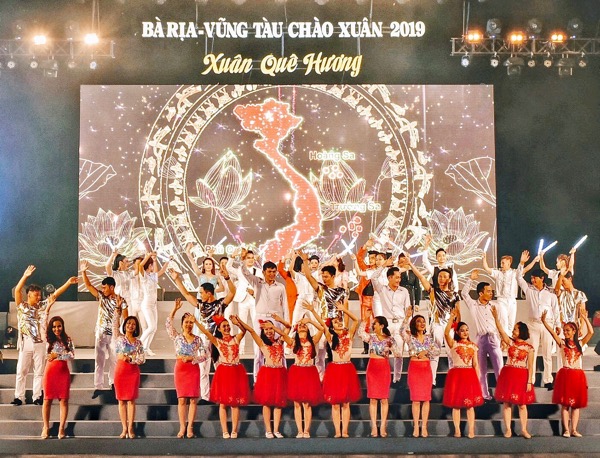 Ca khúc Cùng nhau ta thắp sáng, kết thúc phần 1 của chương trình.