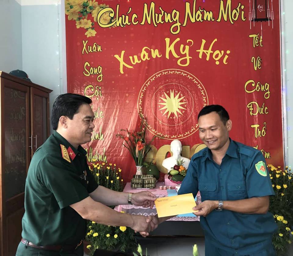 Đại tá Phạm Phú Ý, Chỉ huy trưởng Bộ CHQS tỉnh chúc Tết và lì xì cán bộ, chiến sĩ Ban CHQS xã Sông Xoài, TX. Phú Mỹ.