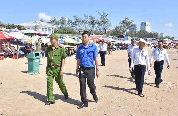 Lực lượng liên ngành tuần tra trên bãi biển.