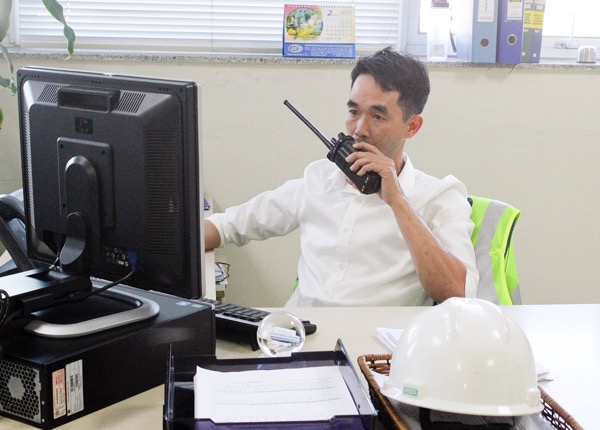 Ông Tạ Quang Phúc, Trưởng ca trực bận rộn với việc điều hành công việc ngoài cầu cảng.