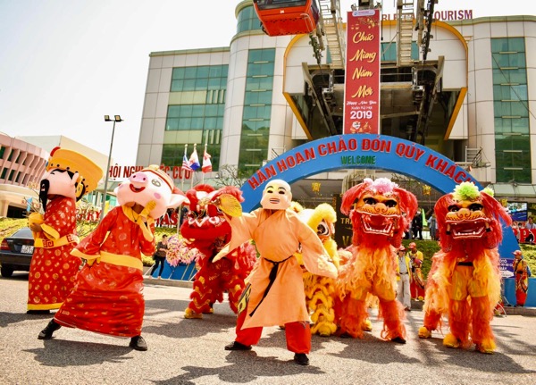 Tiết mục múa lân mừng năm mới tại KDL Hồ Mây.