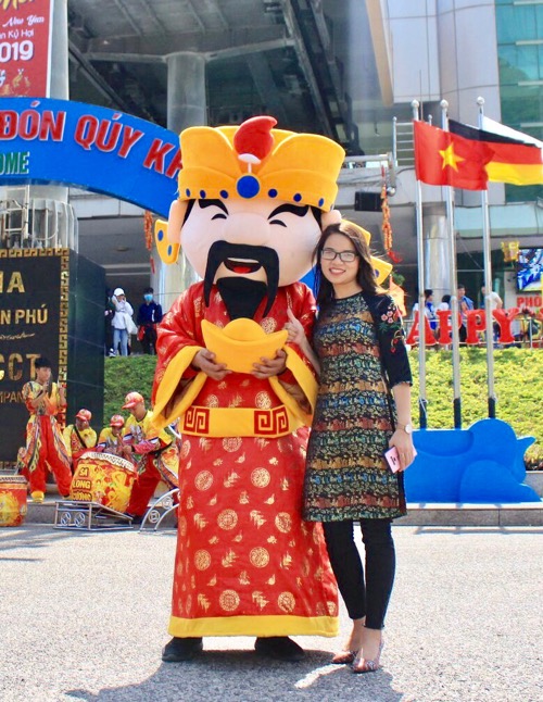Du khách chụp ảnh lưu niệm cùng Thần Tài trong chuyến tham quan KDL Hồ Mây ngày đầu năm mới.