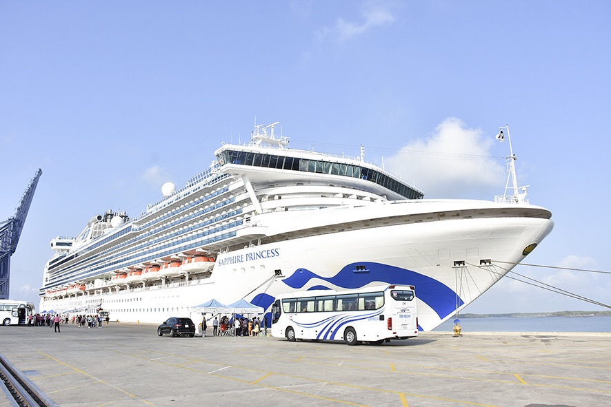 Tàu Sapphire Princess (quốc tịch Anh) cập cảng cảng SSIT (TX. Phú Mỹ) sáng mùng 4 Tết.