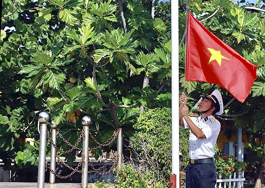 Nghi lễ thượng cờ trên đảo Trường Sa Đông (quần đảo Trường Sa).