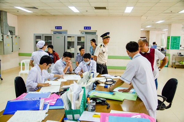 Đội ngũ bác sĩ, nhân viên y tế của Khoa Cấp cứu Bệnh viện Bà Rịa làm việc với cường độ cao trong ngày mùng 4 Tết. Ảnh: BẢO KHÁNH