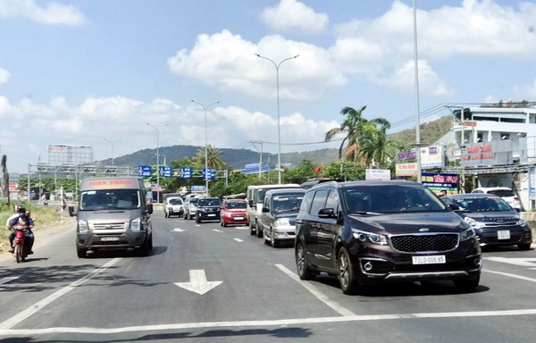 Khách đổ về BR- VT du xuân trên Quốc lộ 51 ngày mùng 4 Tết.