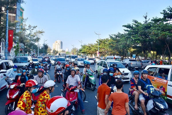 Lượng khách đổ về Bãi Sau rất đông đã xuất hiện tình trạng kẹt xe cục bộ.