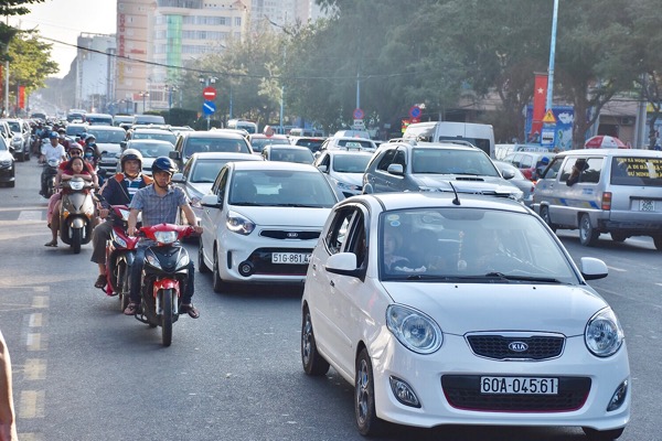 Xe ô tô nối đuôi nhau trên đường Thùy Vân, TP. Vũng Tàu.