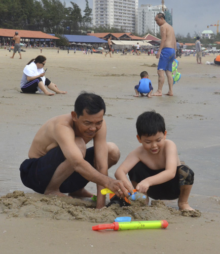 Du khách vui chơi tại Bãi Sau, TP. Vũng Tàu sáng mùng 5 Tết.