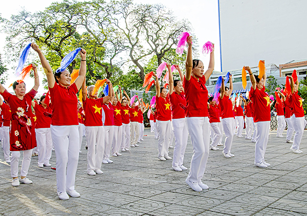 Tiết mục đồng diễn dưỡng sinh với khăn trên nền nhạc “Đất nước trọn niềm vui” tại hội thao.