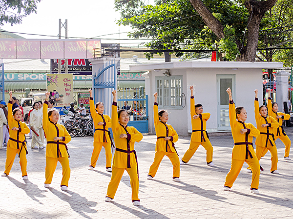Tiết mục múa quyền do thành viên các CLB dưỡng sinh biểu diễn tại hội thao.