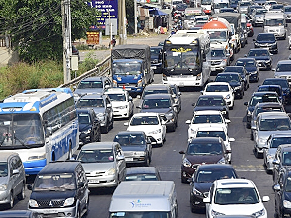 Hàng trăm ô tô xếp hàng dài trên Quốc lộ 51 hướng về Vũng Tàu trong ngày mùng 4 Tết. Ảnh: THANH NGA