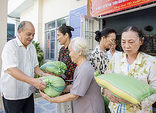 Ông Vũ Quang Lý, Trưởng Ban điều hành khu phố 1 (phường Thắng Nhì, TP. Vũng Tàu) trao quà Tết cho các gia đình có hoàn cảnh khó khăn nhân dịp Tết Kỷ Hợi 2019.