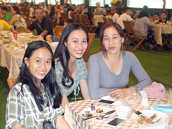 Du khách tham dự tiệc BBQ tại Hương Phong - Hồ Cốc Beach Resort trong dịp Tết Kỷ Hợi.