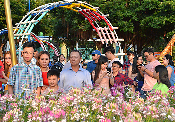 Đông đảo người dân đến tham quan Hội hoa Xuân TP. Vũng Tàu.