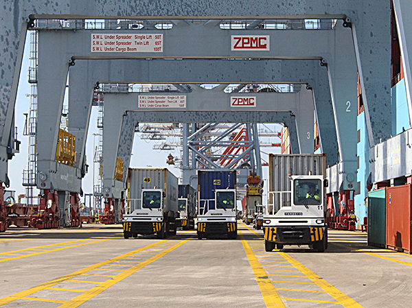Ngay những ngày đầu năm mới, xe container vận chuyển hàng tấp nập ra vào Cảng CMIT.