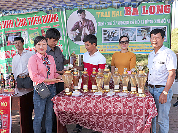 Gian hàng giới thiệu sản phẩm chế biến từ nhung nai, do trại nai Ba Long (xã Bình Châu, huyện Xuyên Mộc) sản xuất.