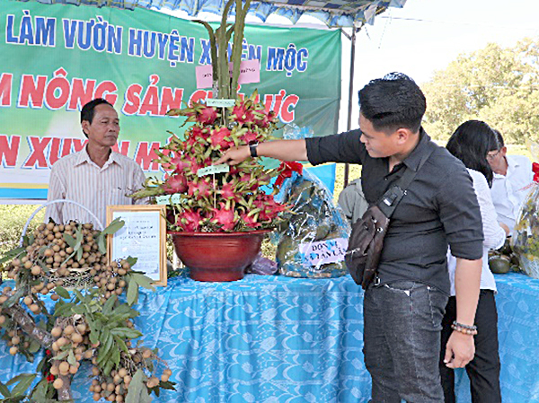 Gian hàng giới thiệu các loại trái cây như thanh long, nhãn của Hội nông dân xã Bưng Riềng (huyện Xuyên Mộc).