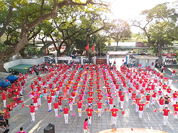 Các thành viên CLB dưỡng sinh đồng diễn thể dục dưỡng sinh tại hội thao do Trung tâm Văn hóa-Thông tin-Thể thao TP.Vũng Tàu tổ chức ngày mùng 6 Tết.