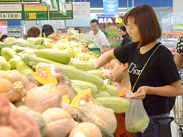 Khách hàng mua rau  tại siêu thị Co.op Mart Vũng Tàu. Ảnh: ĐÔNG HIẾU