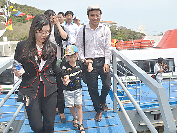 Khách đến Vũng Tàu bằng tàu cao tốc. Ảnh: THANH NGA