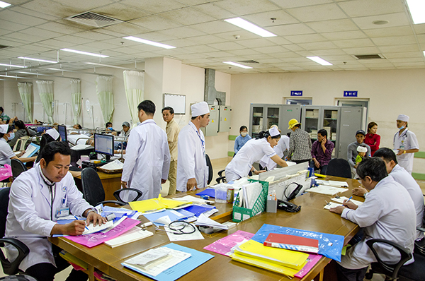 Đội ngũ bác sĩ, nhân viên y tế Khoa Cấp cứu BV Bà Rịa làm việc với cường độ cao trong ngày mùng 6 Tết. Ảnh: BẢO KHÁNH.