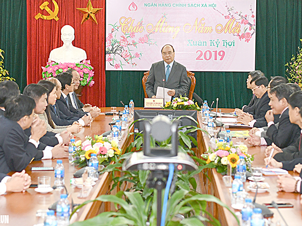 Thủ tướng Nguyễn Xuân Phúc phát biểu tại buổi gặp mặt cán bộ, người lao động Ngân hàng Chính sách Xã hội.