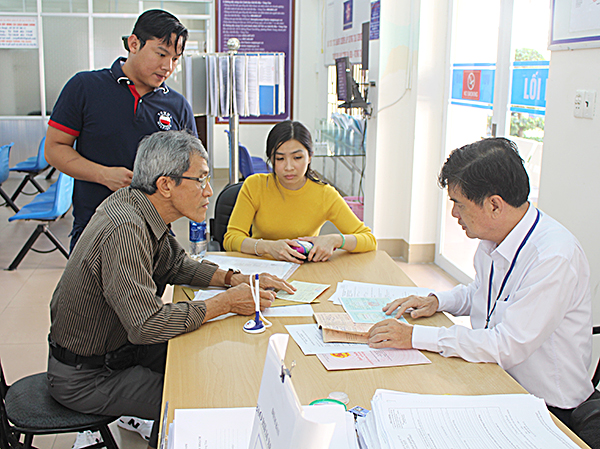 Công chức bộ phận “một cửa” UBND TP. Vũng Tàu hướng dẫn người dân khai hồ sơ làm giấy chứng nhận quyền sử dụng đất.